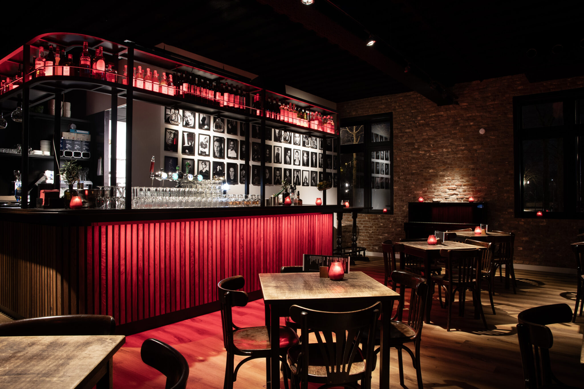 De foyer van Comedytrain, met de rode bar en tafels voor het diner